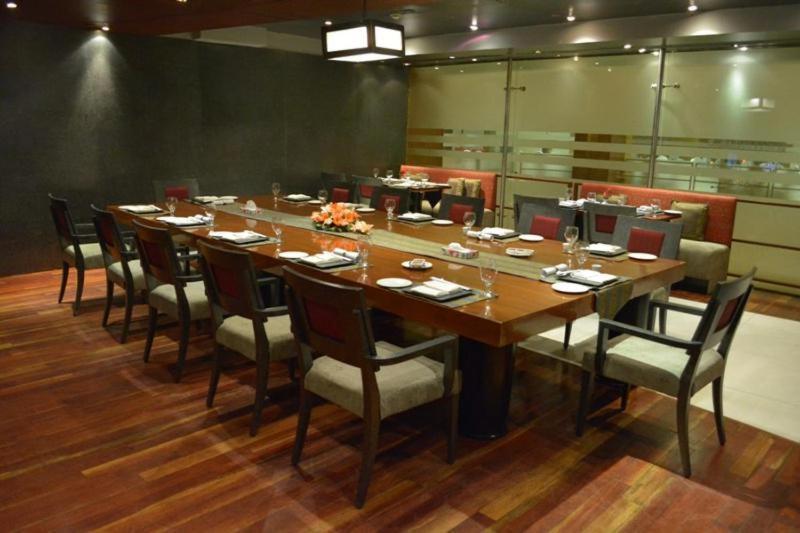 Park Lane Hotel Lahore Bagian luar foto