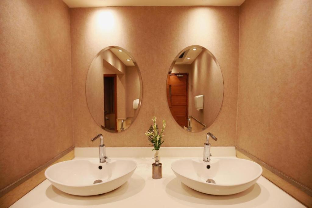 Park Lane Hotel Lahore Bagian luar foto
